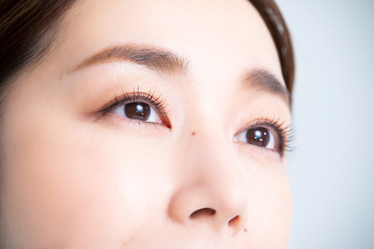 自然なまつ毛と整った眉が映える日本人女性の目元クローズアップ